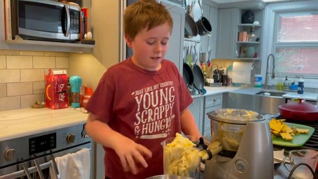 Mr Wilson makes Pina Colada Sorbet смотреть онлайн