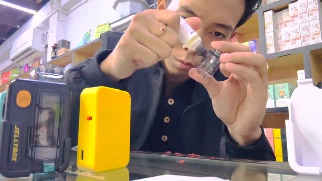 Jellybox XS ရဲ့ ပါဝင်ပစ္စည်းနဲ့ အငွေ့ထွက် စမ်းပြပေးထားပါတယ် ??? смотреть онлайн