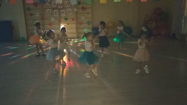 Видео "Спортивный праздник, посвящённый Дню матери" смотреть онлайн