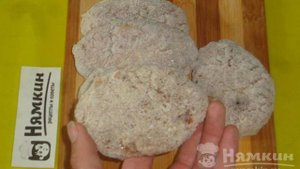 Замороженные котлеты из курицы и свинины на сковороде