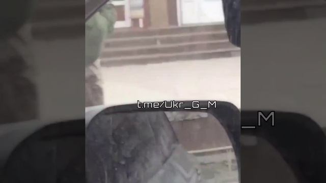 ❗️Могилизация на Украине продолжается, людей просто ловят на улице и там же выписывают!!!