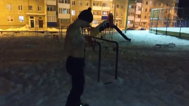 Подтягивание на турнике на спину на улице смотреть онлайн