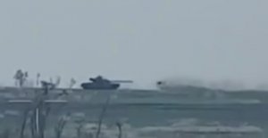 Поражение украинского танка силами ВС РФ на Соледарском направлении.
