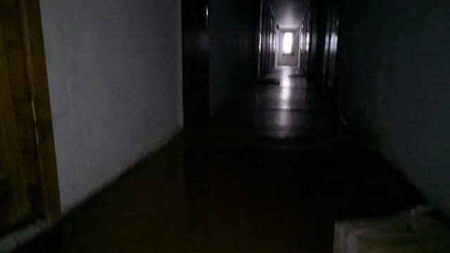 Вода бежит из под двери квартирызатопило!