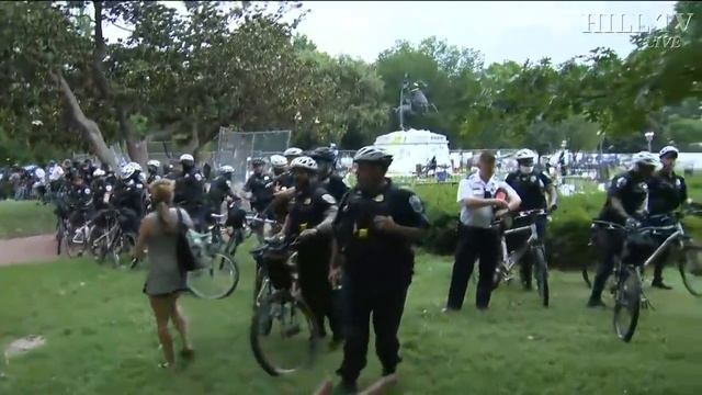 CHAOS NEAR THE WHITE HOUSE: Protesters Try to Tear Down Statue of Andrew Jackson in Lafayette Squar смотреть онлайн