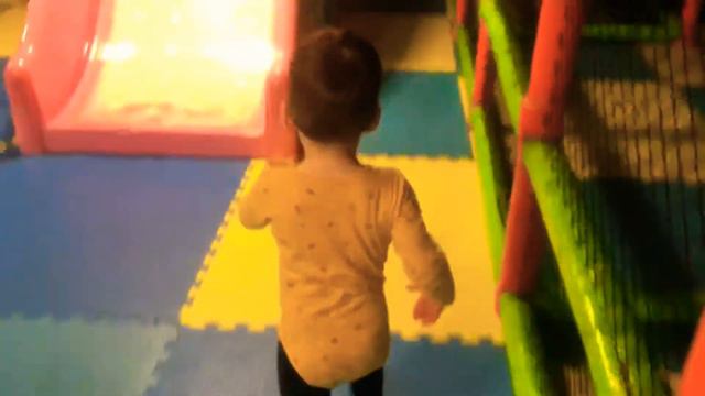 VLOG: ОГРОМНЫЙ БАССЕЙН С ШАРИКАМИ Ищем Сюрпризы МНОГО ИГРУШЕК Видео для детей смотреть онлайн