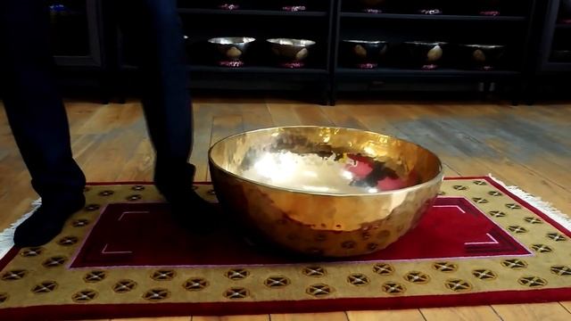 Чем ПОЛЕЗНА большая ПОЮЩАЯ ЧАША для МАССАЖИСТОВ и СПА | Практика с БОЛЬШИМИ поющими ЧАШАМИ смотреть онлайн