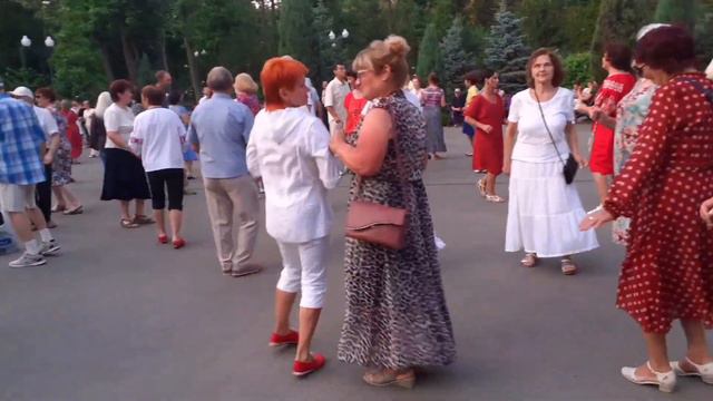 ЖАРКИЙ ИЮНЬ НАМ ВОЗРАЩАЕТ РАДОСТЬ УШЕДШИХ ЛЕТ! ТАНЦЫ В ПАРКЕ ГОРЬКОГО ХАРЬКОВ смотреть онлайн