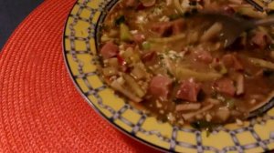 Муж американец пробует русскую окрошку.