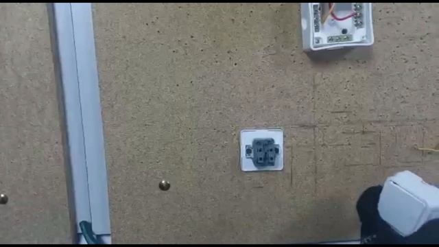 Электр шамын, өтпелі ажыратқыш арқылы екі бекеттен қосу және ажырату. Проходной выключатель. смотреть онлайн