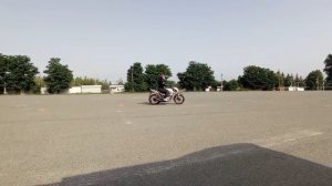 учусь ездить на мотоцикле. змейка одной рукой. часть 3.