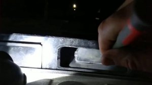 2012 Citroën C3 Picasso , замена лампочки подсветки номера