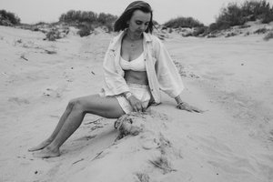 Катя на берегу