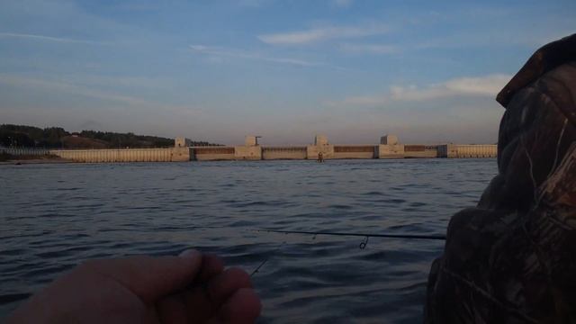 Колхозим прицеп под лодку + Щука на Оке. Осенний Джиг на оке. Осенняя Щука на джиг смотреть онлайн