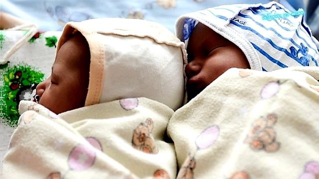 РОДИЛА ДВОЙНЮ, НО БИОЛОГИЧЕСКИЕ РОДИТЕЛИ ОТ ДЕТЕЙ ОТКАЗАЛИСЬ. ДЕВОЧЕК ЗАБРАЛА СУРРОГАТНАЯ МАТЬ... смотреть онлайн