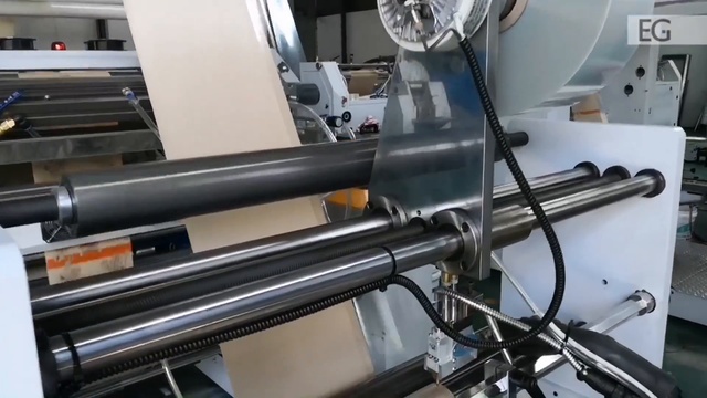 Линия для производства бумажных пакетов с пластиковой вставкой LSD-400B+LST-4700 смотреть онлайн