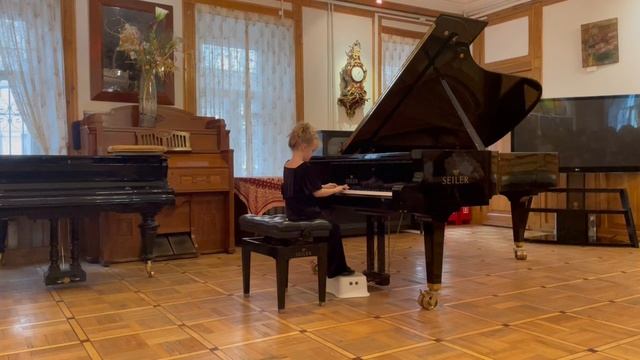 Катя О. фортепиано 1 класс С. М. Майкапар «В садике» смотреть онлайн