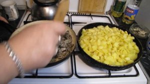 Жареная картошка с грибами опятами.