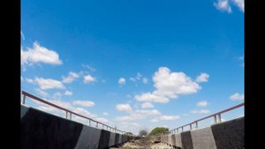 2ТЭ10М с поездом, вид снизу