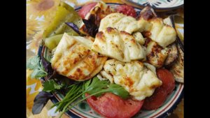 Сыр халлуми, и овощи жаренные на гриле.