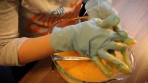 Неньютоновская жидкость своими руками (крахмал и вода)