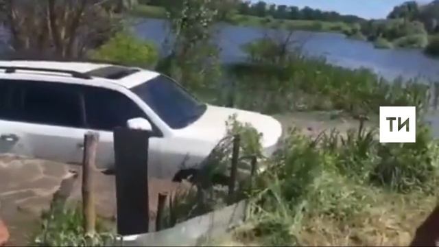 Видео «спасения» утонувшего внедорожника «Тойота» в Лаишевском районе Татарстана смотреть онлайн