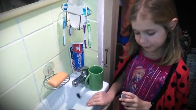 Как наши дети промывают носик соляным раствором. смотреть онлайн