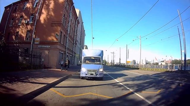 IROAD X10, задняя камера в переходах от полутени до тени , обзор от navINSIDE смотреть онлайн