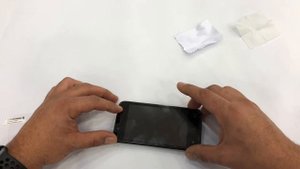 Как наклеить стекло на телефон и достать пылинки воосинки