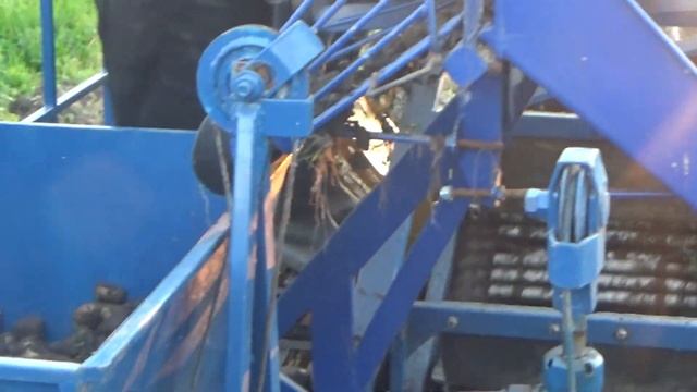 Самодельный картофелеуборочный комбайн  мои самоделки к самодельному трактору  навесное оборудовани