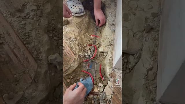 Поиск протечки системы отопления, повреждение шурупом.Жалобы соседей с низу и сырость стен.