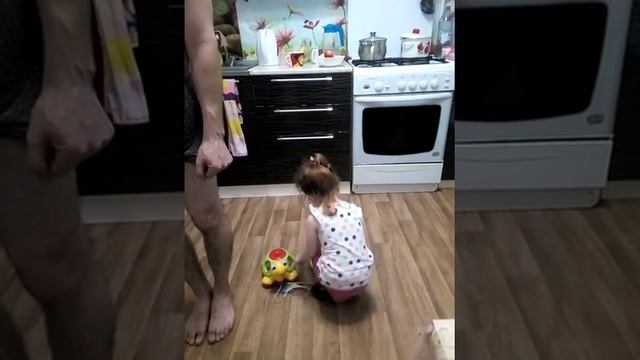 Дочка учит папу танцам. Смешные ?? #папаидочка школа танцев))