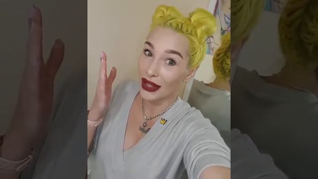 А почему у тебя желтые волосы