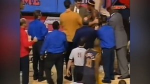 Главная драка в истории баскетбола: суперзвезда месит толпу болельщиков!
