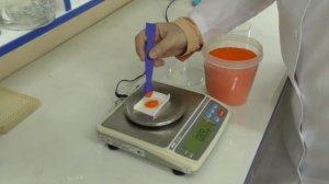 Как взвешивать реактивы на лабораторных весах