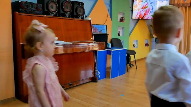 Начало весеннего утренника.NICK-VIDEO studio смотреть онлайн