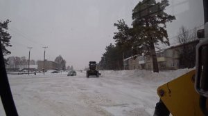 Работаю на мини погрузчике в паре с грейдерами ,убираем накат снега.