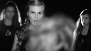 Классно поёт песню Цоя