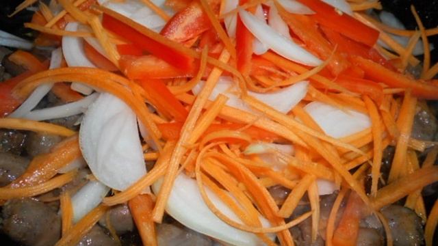 Куриные сердечки с овощами