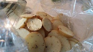 Запеченный молодой картофель в пакете