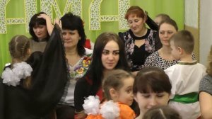 Красивый вход на утренник 8 Марта 2016 в средней группе.Муз. рук. Максюта Г. В.