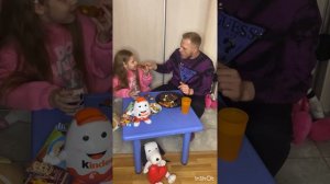 Арина и папа кто больше съест шоколада