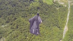 Захватывающий полет в костюме-крыле.