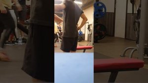 Жим гантелей лежа в суперсете с горизонтальной тягой узким хватом