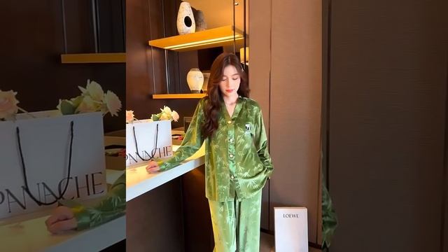 Нежная шелковая пижама! смотреть онлайн