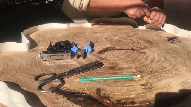 КАК СДЕЛАТЬ СТОЛ ИЗ СПИЛА СВОИМИ РУКАМИ С ЭПОКСИДНОЙ СМОЛОЙ смотреть онлайн