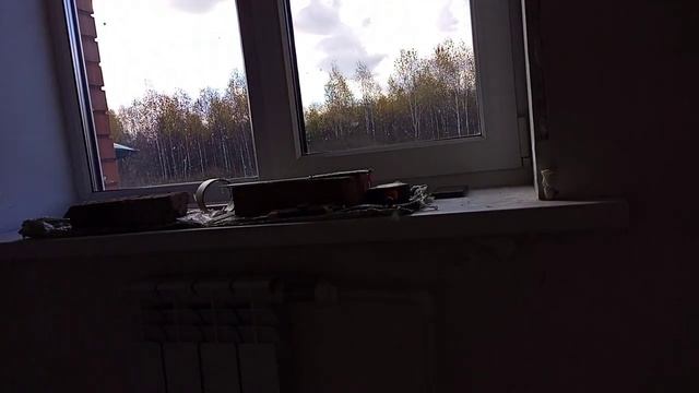 Утеплили  окно . Замазали углы и красим трубы☺️ ремонт кухни #помощь #жизнь #доступнаясреда #любовь