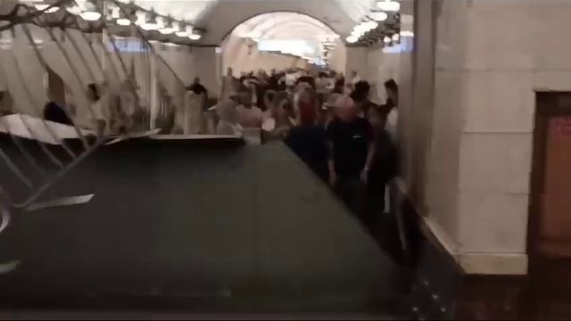 💥Обстановка в момент поднятия стальной двери на станции метро Библиотека им. Ленина💥
