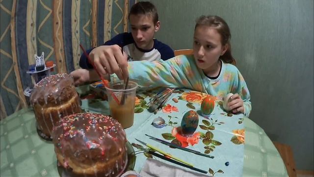 Чистый четверг Подготовка к Пасхе Красим яйца Печем куличи ВЛОГ смотреть онлайн