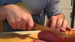 Как почистить и порезать колбасу? Как красиво нарезать колбасу. Очистка и хранение.